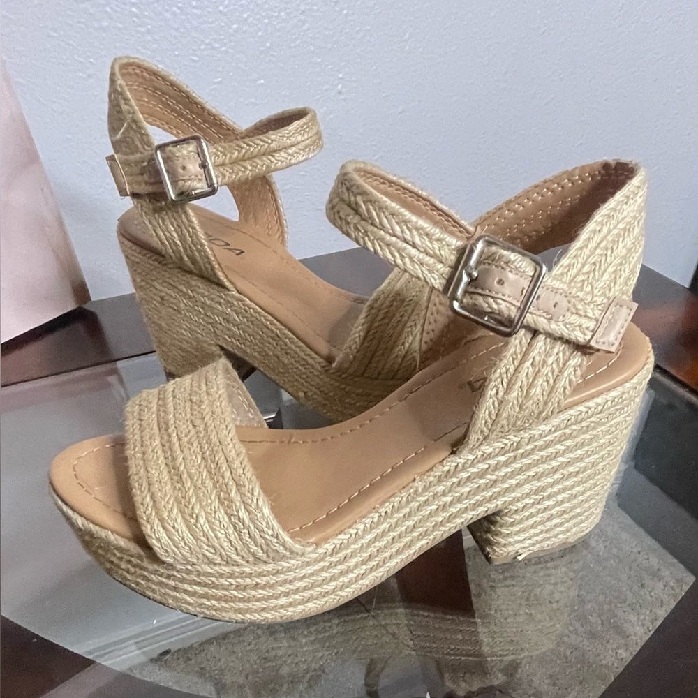 Soda- CASTLE Nude Woven Jute Wedge Heel Sandal in Size 7 - Picture 2 of 16